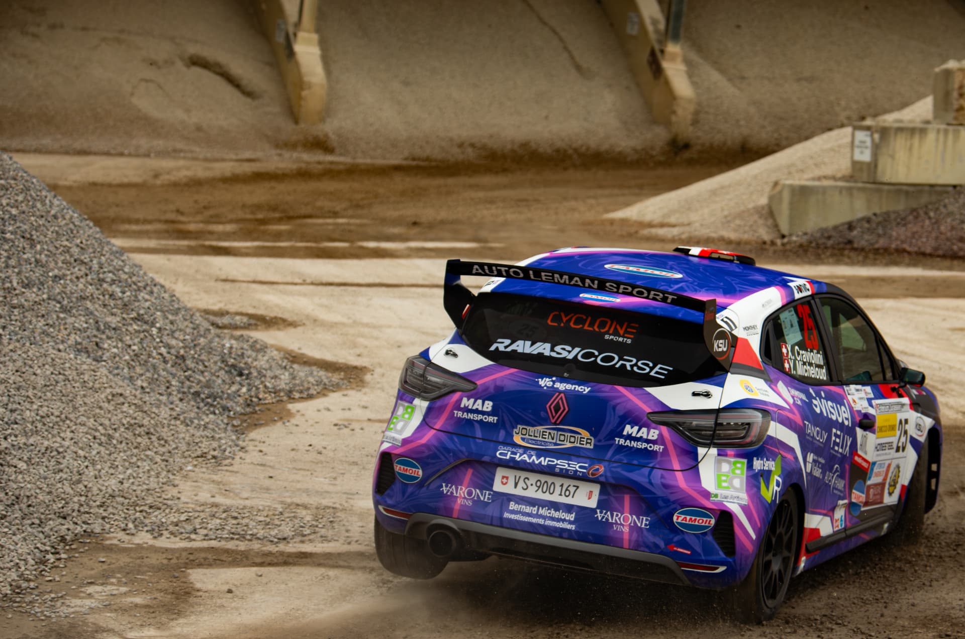 La Clio Rally3 n°25 en dérive sur le gravier au Critérium Jurassien 2026