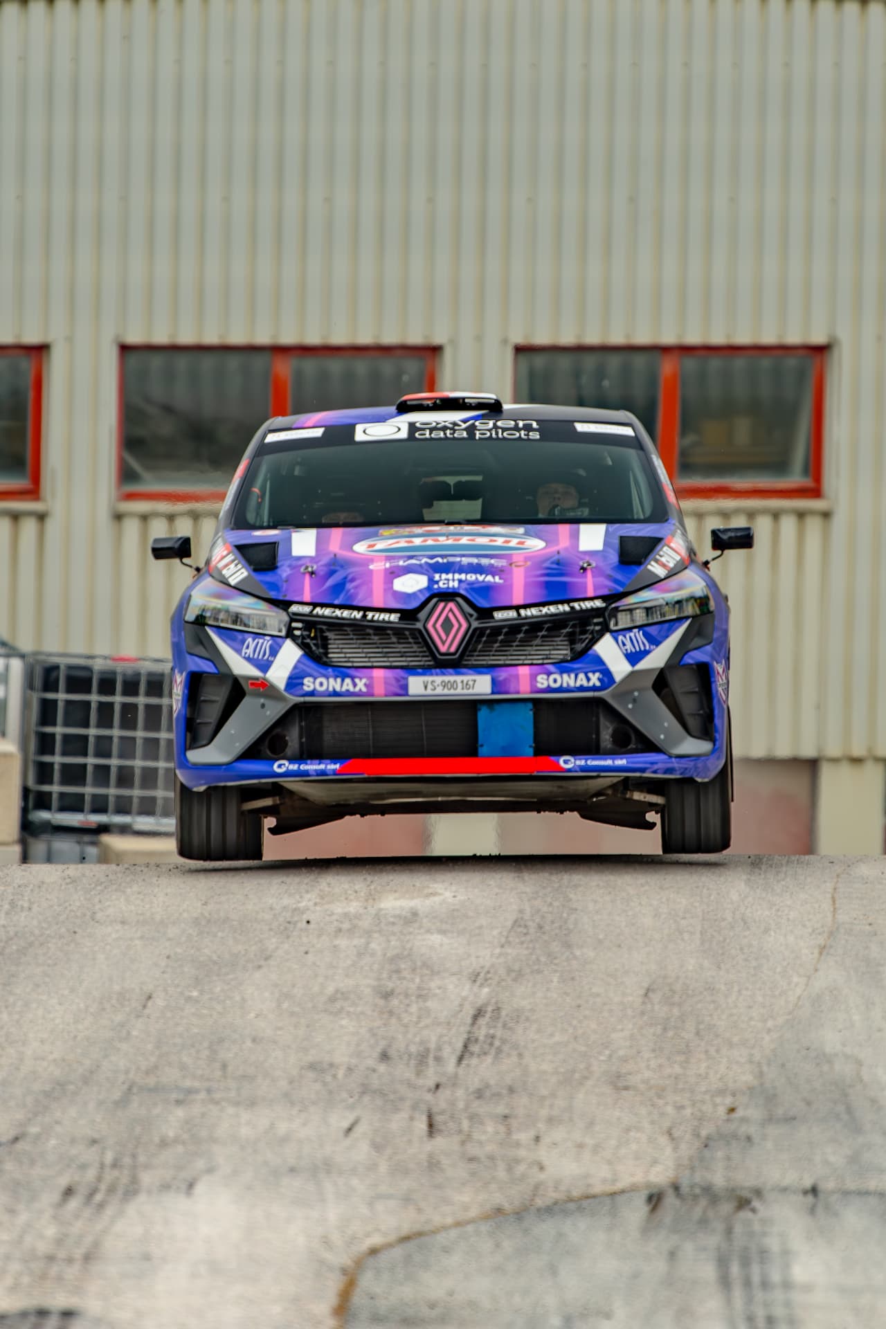 La Clio Rally3 n°25 franchissant une rupture de pente au Critérium Jurassien