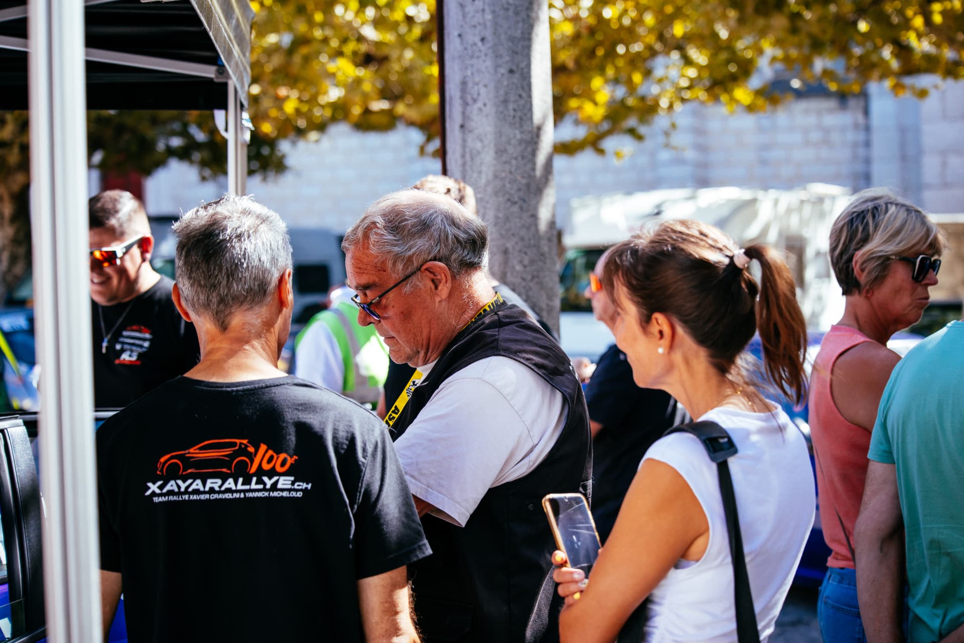 T-shirt Xayarallye.ch porté par un membre de l'équipe au parc d'assistance