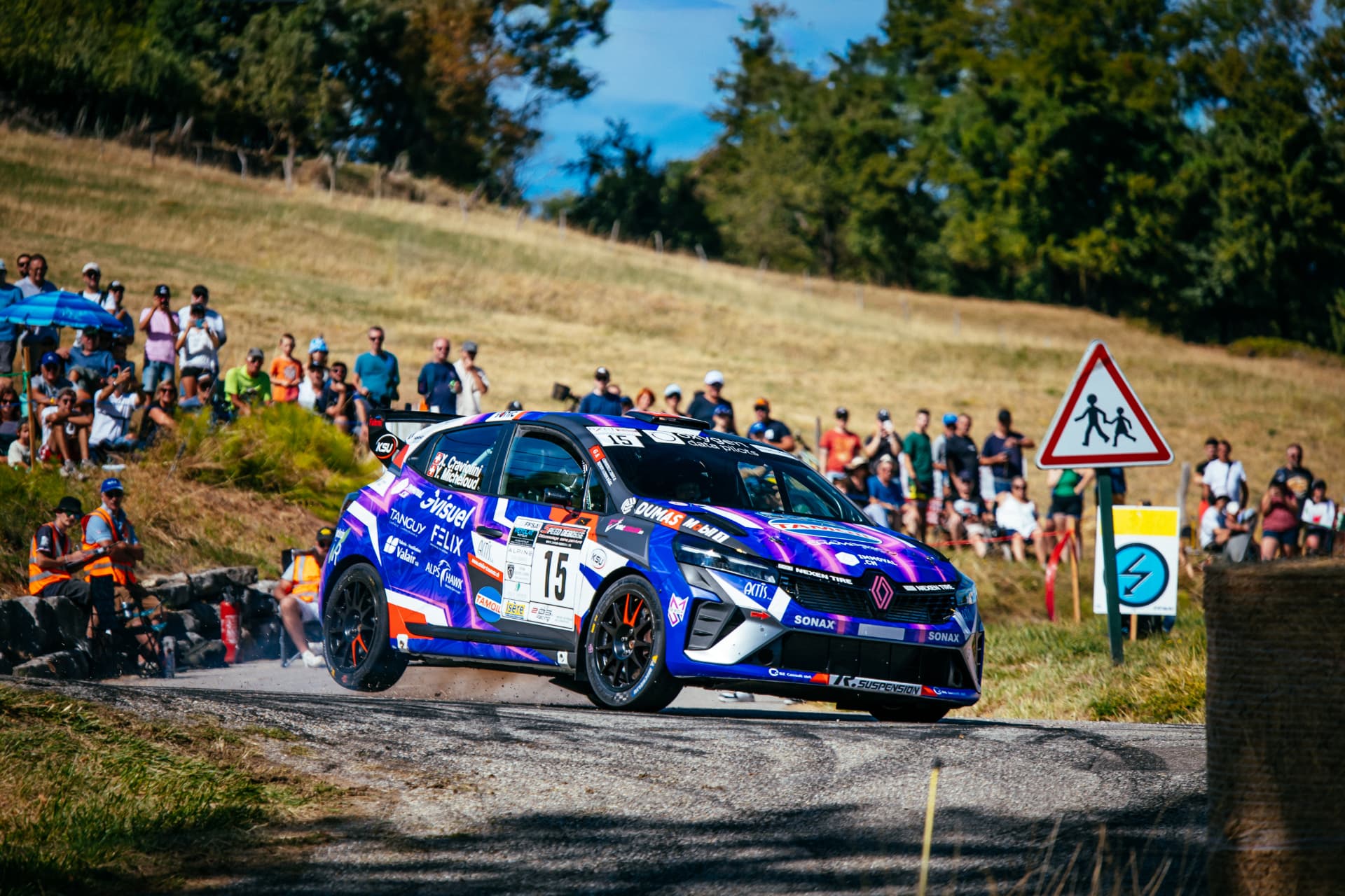 La Renault Clio Rally3 de Xaya Rallye Team attaque une spéciale du Rallye de la Chartreuse 2026