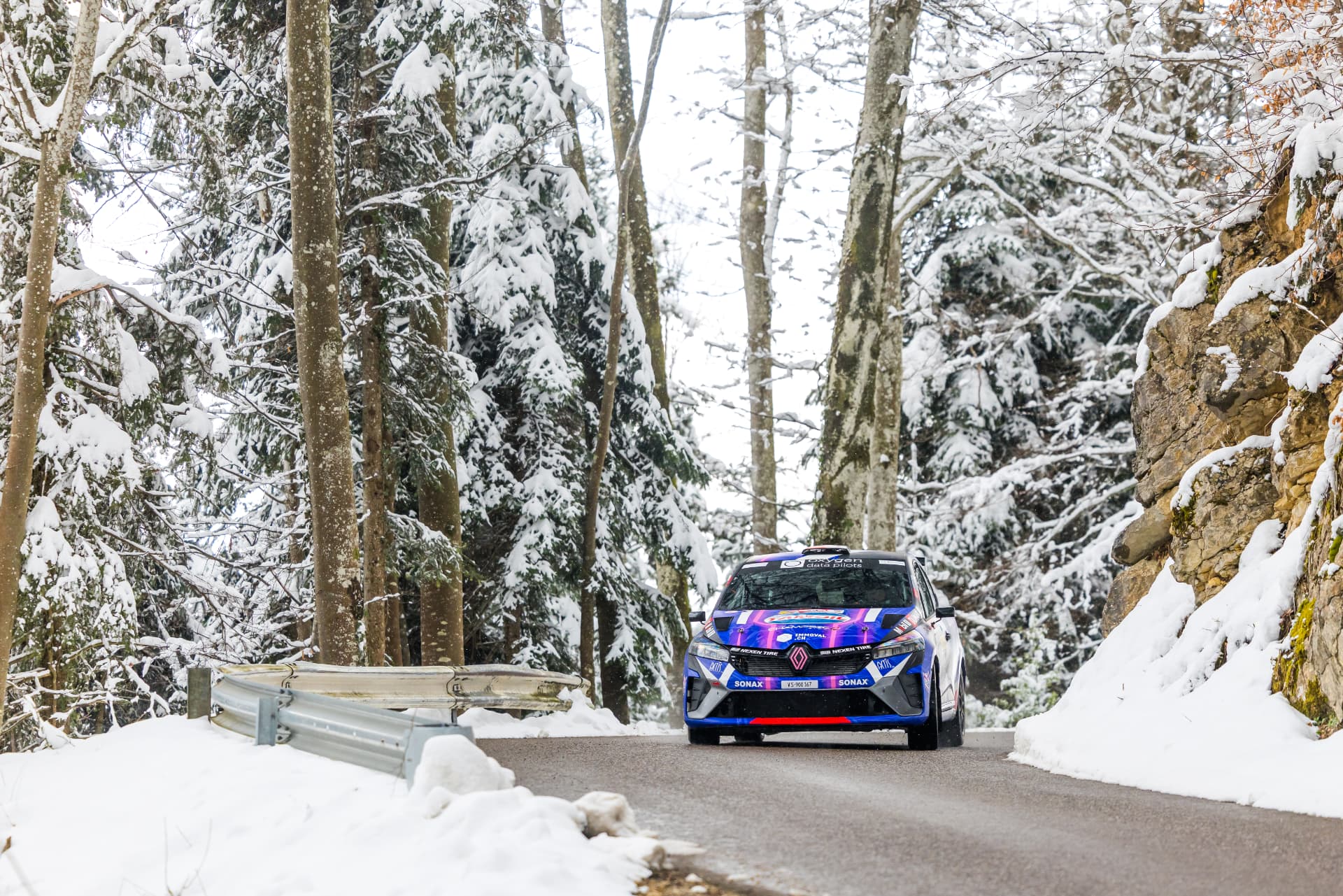 La Clio Rally3 n°25 entre les sapins enneigés du Jura