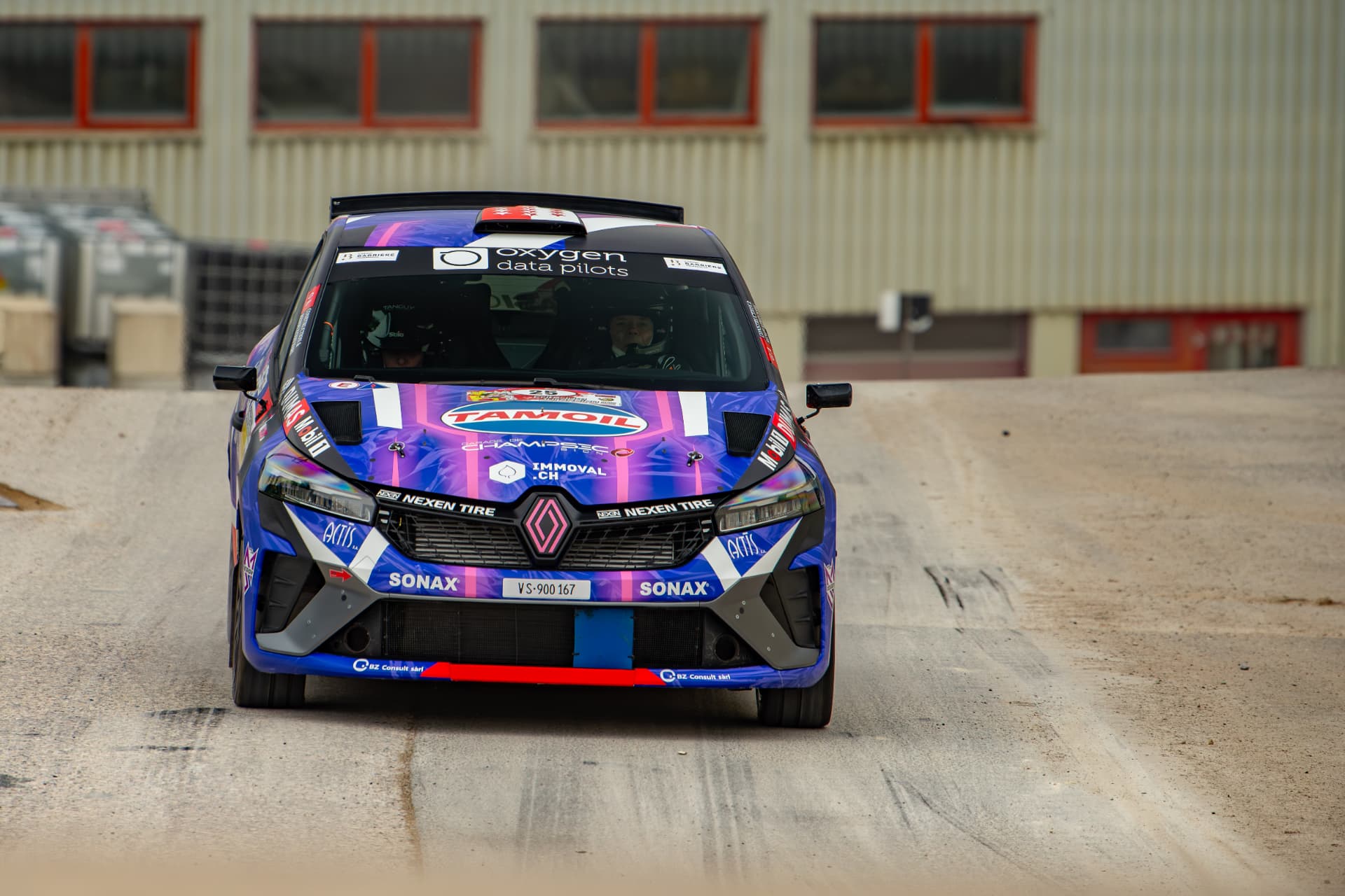 L'équipage Craviolini - Micheloud casqué dans la Clio Rally3 au Critérium Jurassien