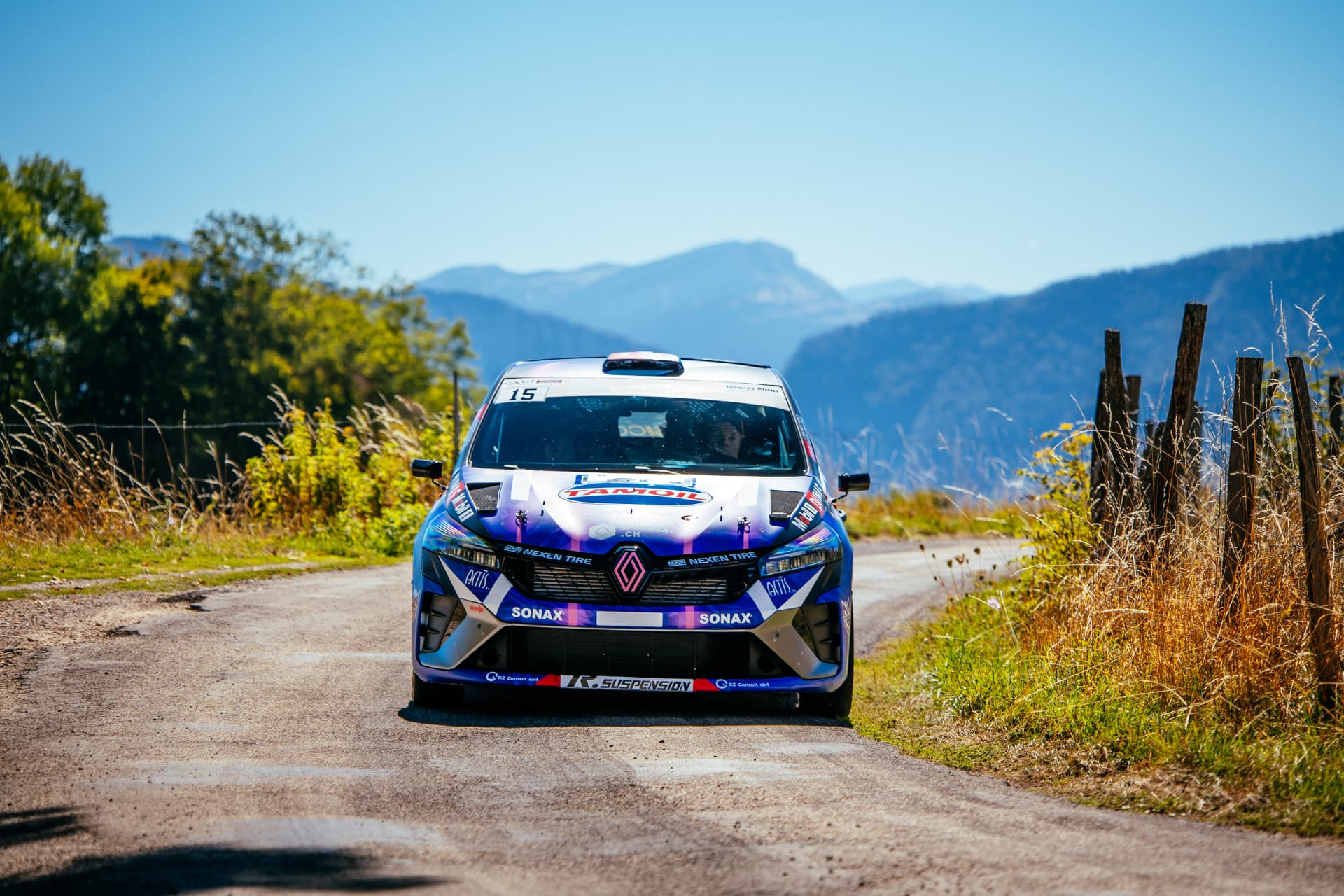 La Clio Rally3 n°15 sur une route de montagne, face avant