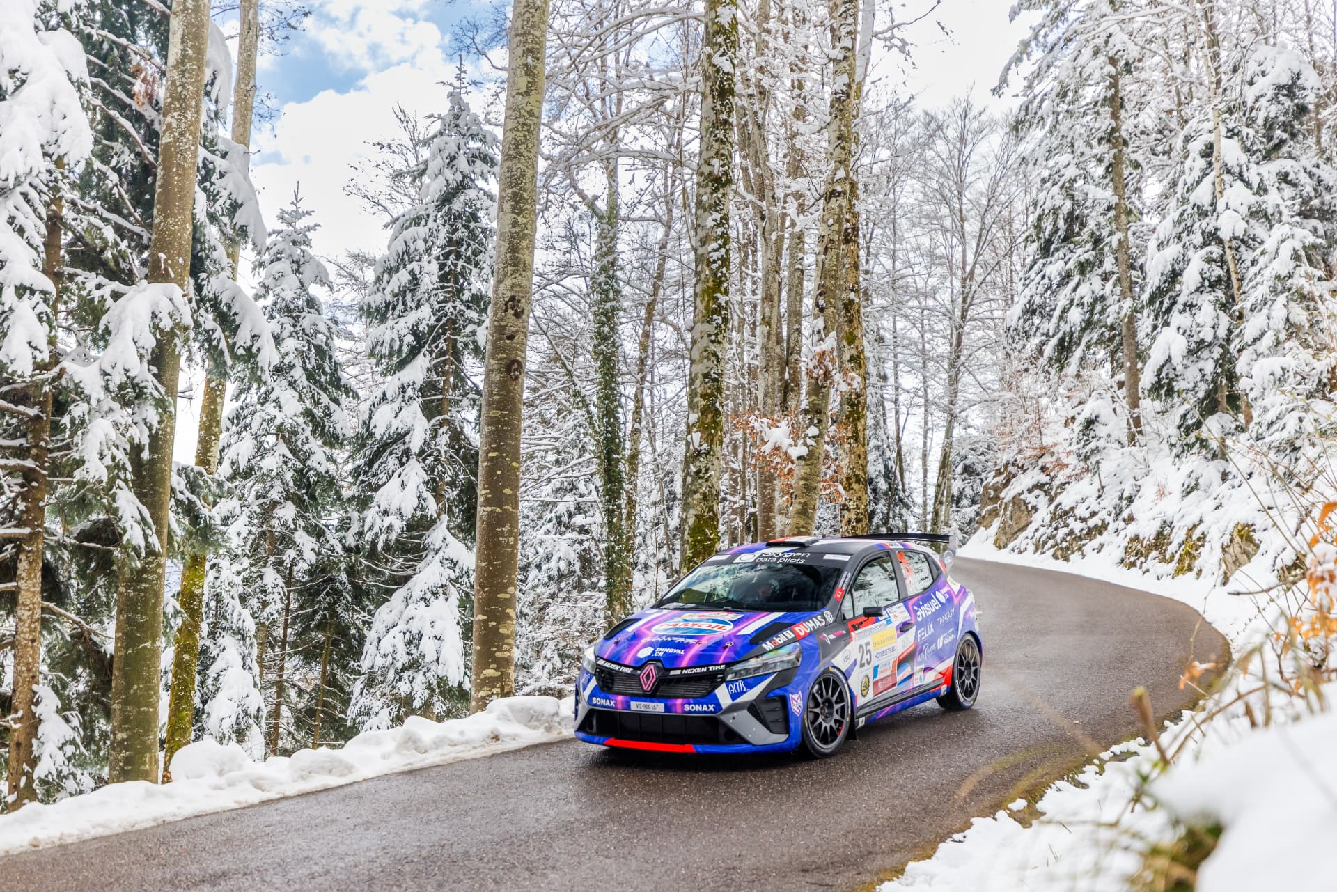 La Clio Rally3 n°25 sur une route enneigée du Jura lors des reconnaissances