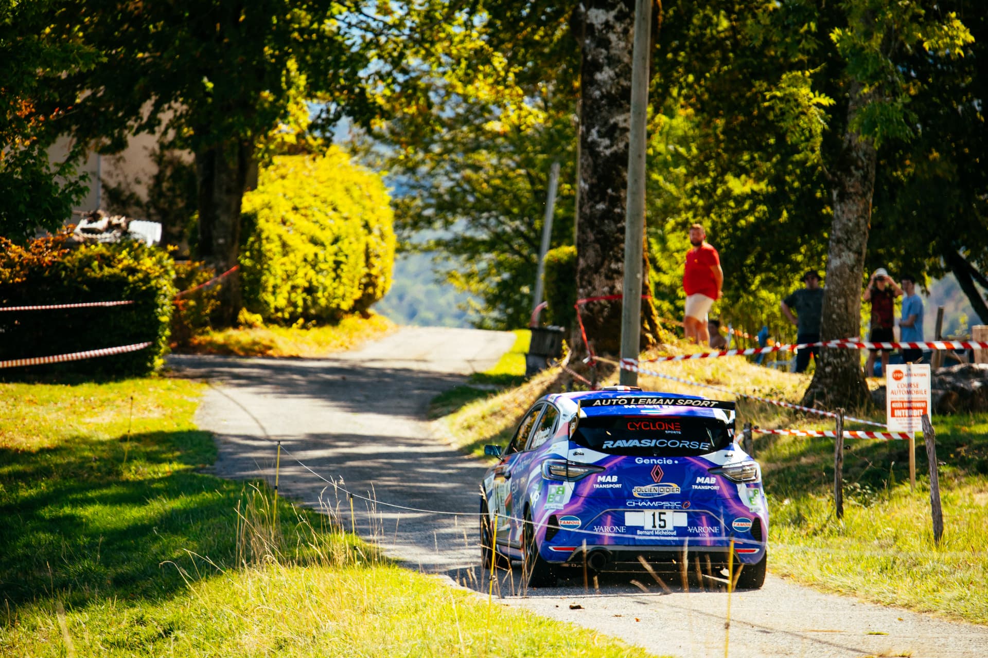 Vue arrière de la Clio Rally3 sur une spéciale étroite