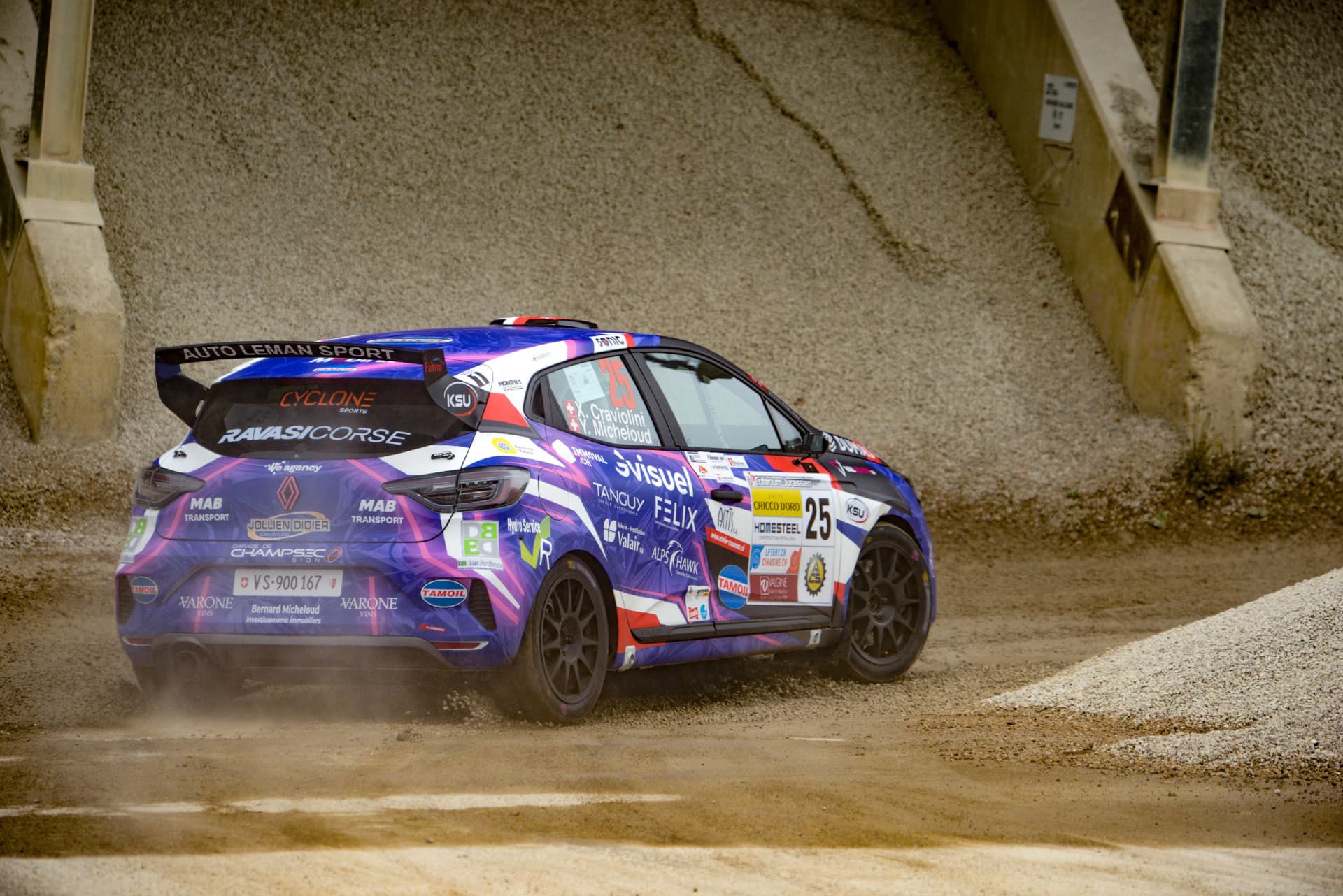 La Clio Rally3 n°25 à l'attaque dans un virage du Critérium Jurassien 2026