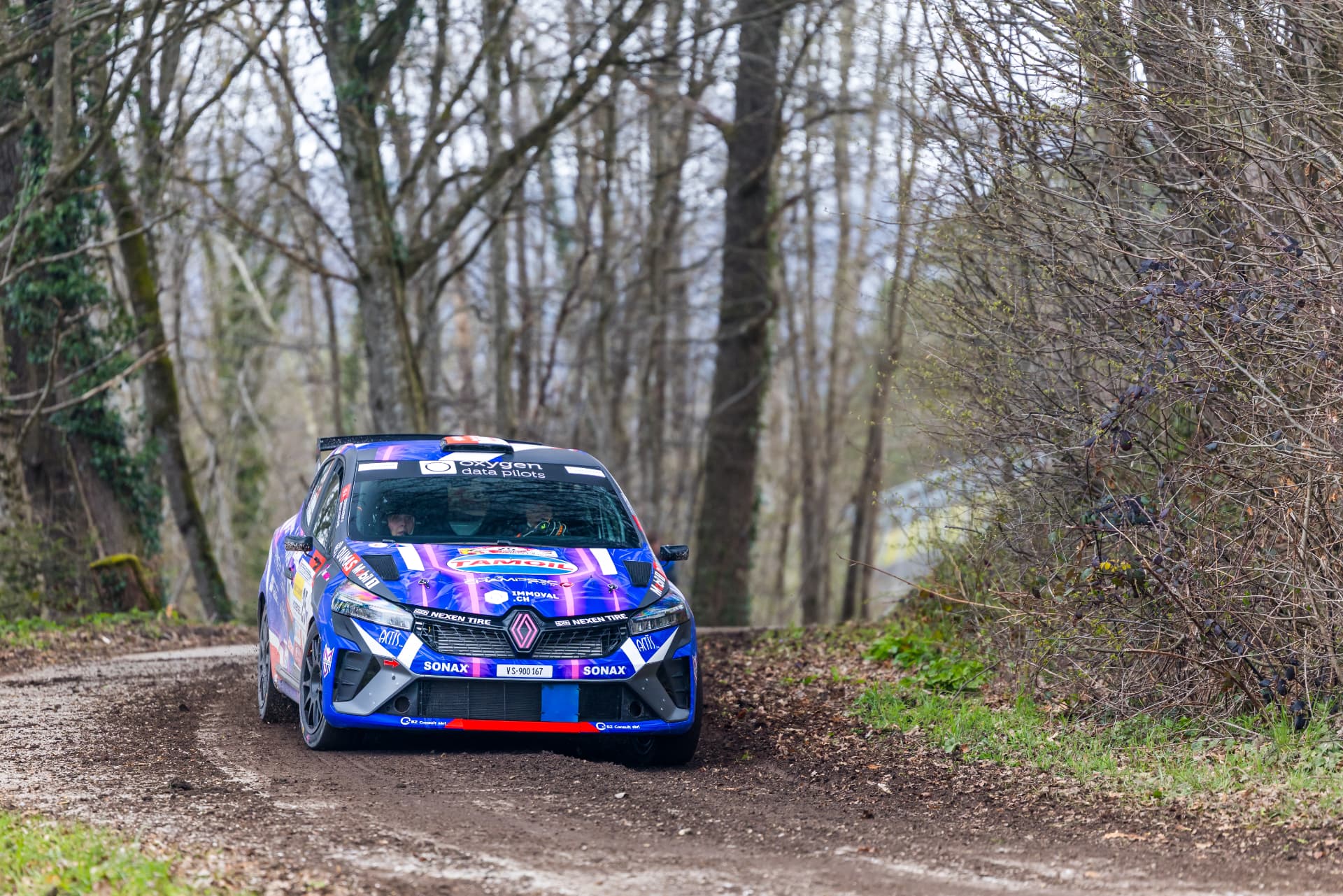 La Clio Rally3 n°25 sur une spéciale terre bordée de forêt au Critérium Jurassien