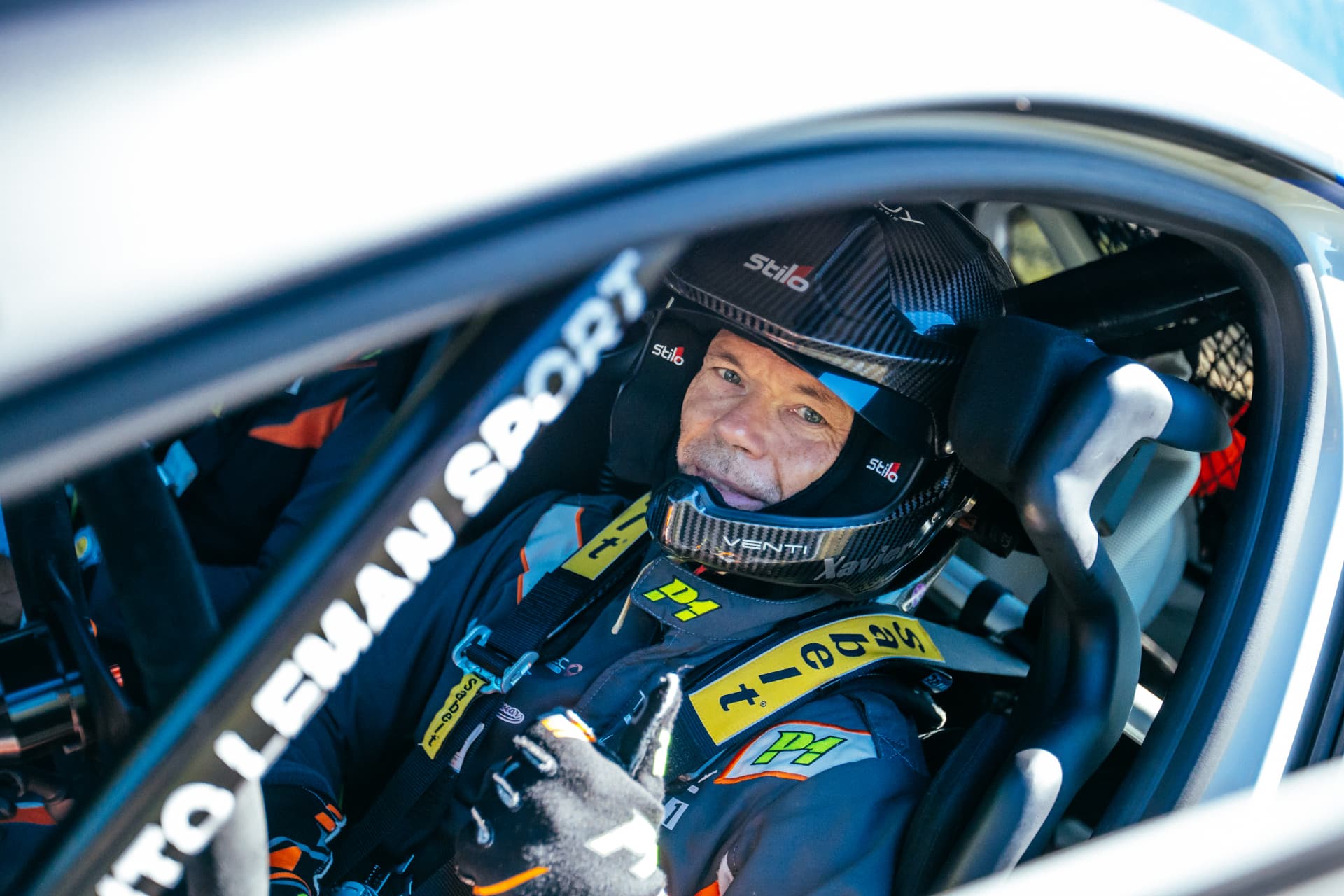 Xavier Craviolini casqué, prêt au départ dans la Clio Rally3
