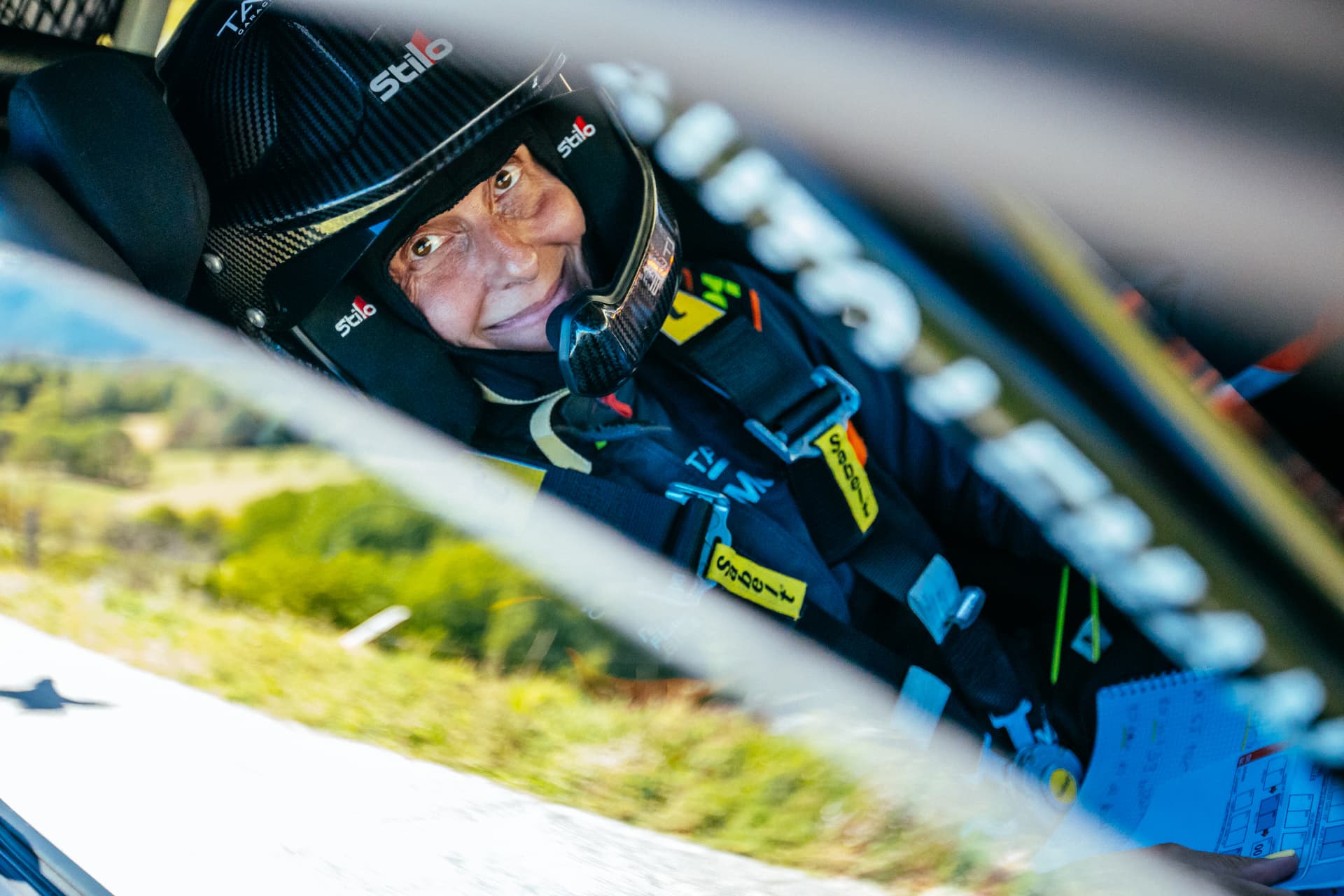 Yannick Micheloud avec ses notes dans l'habitacle de la Clio Rally3