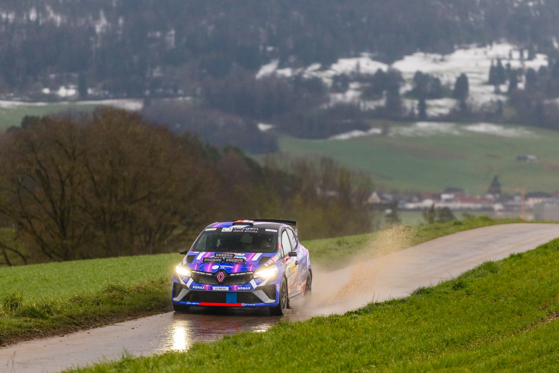 La Clio Rally3 n°25 sous la pluie sur les hauteurs du Jura