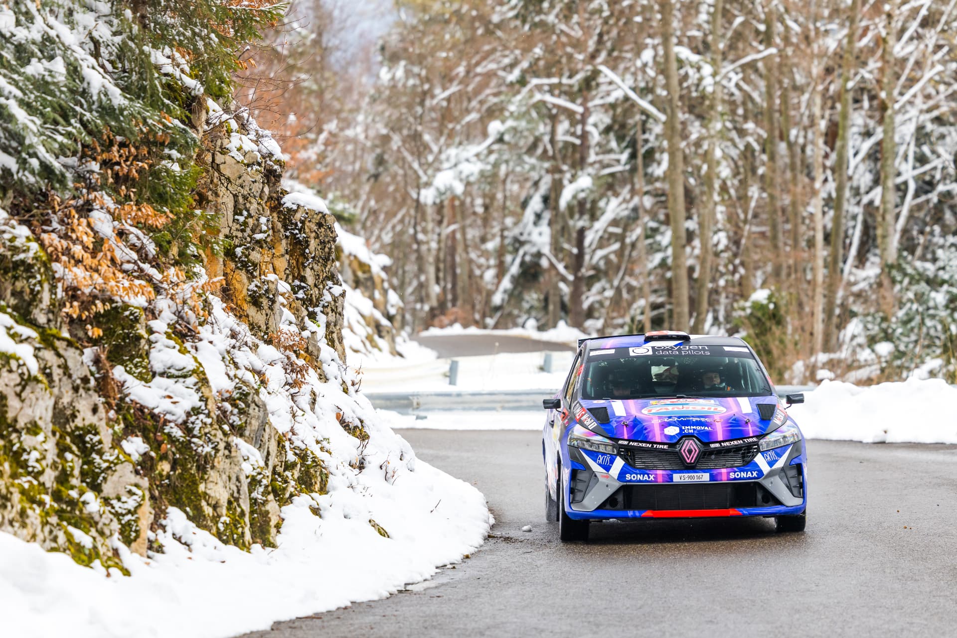 La Clio Rally3 n°25 de face sur route enneigée du Jura