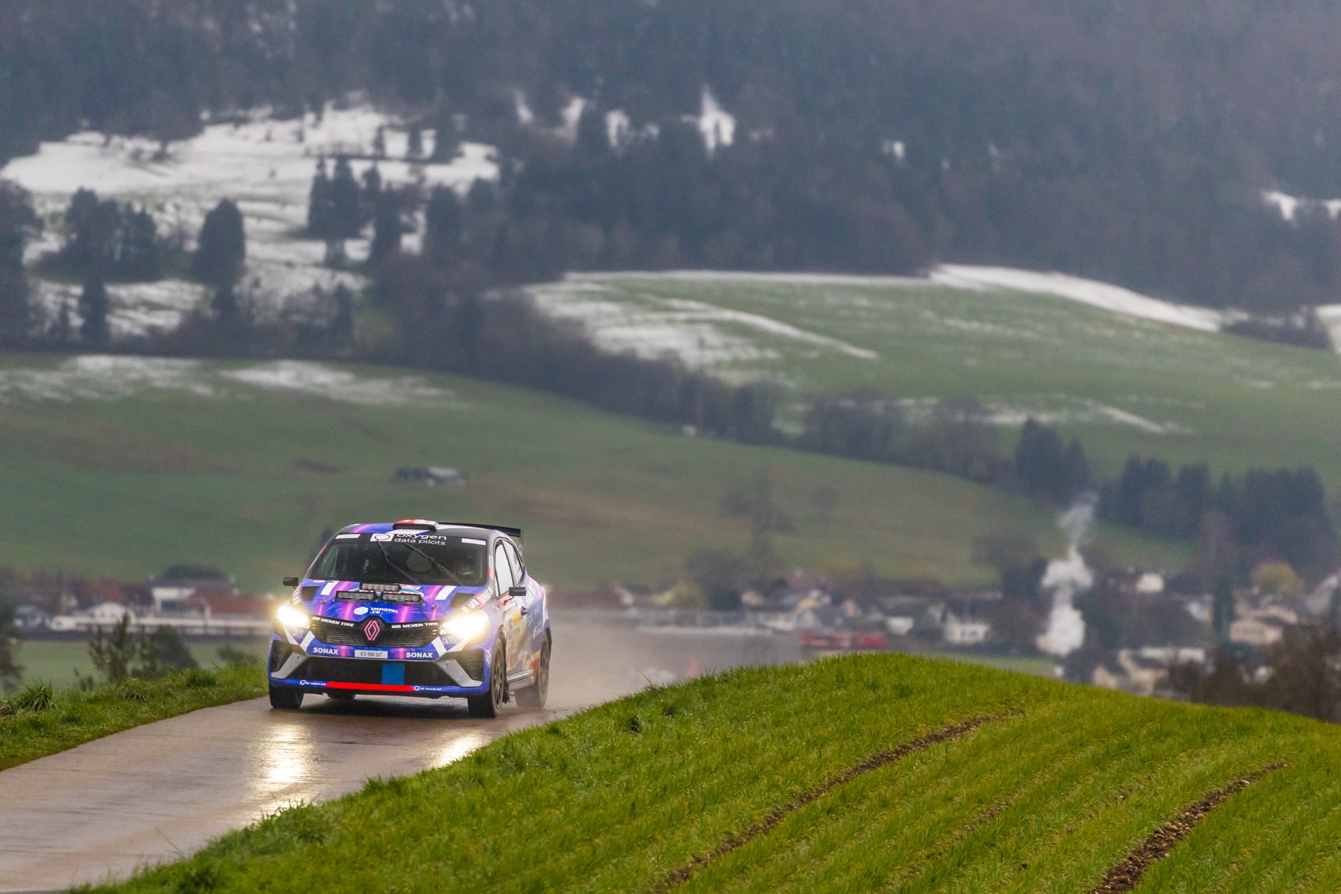 La Clio Rally3 n°25 dans les collines enneigées du Critérium Jurassien