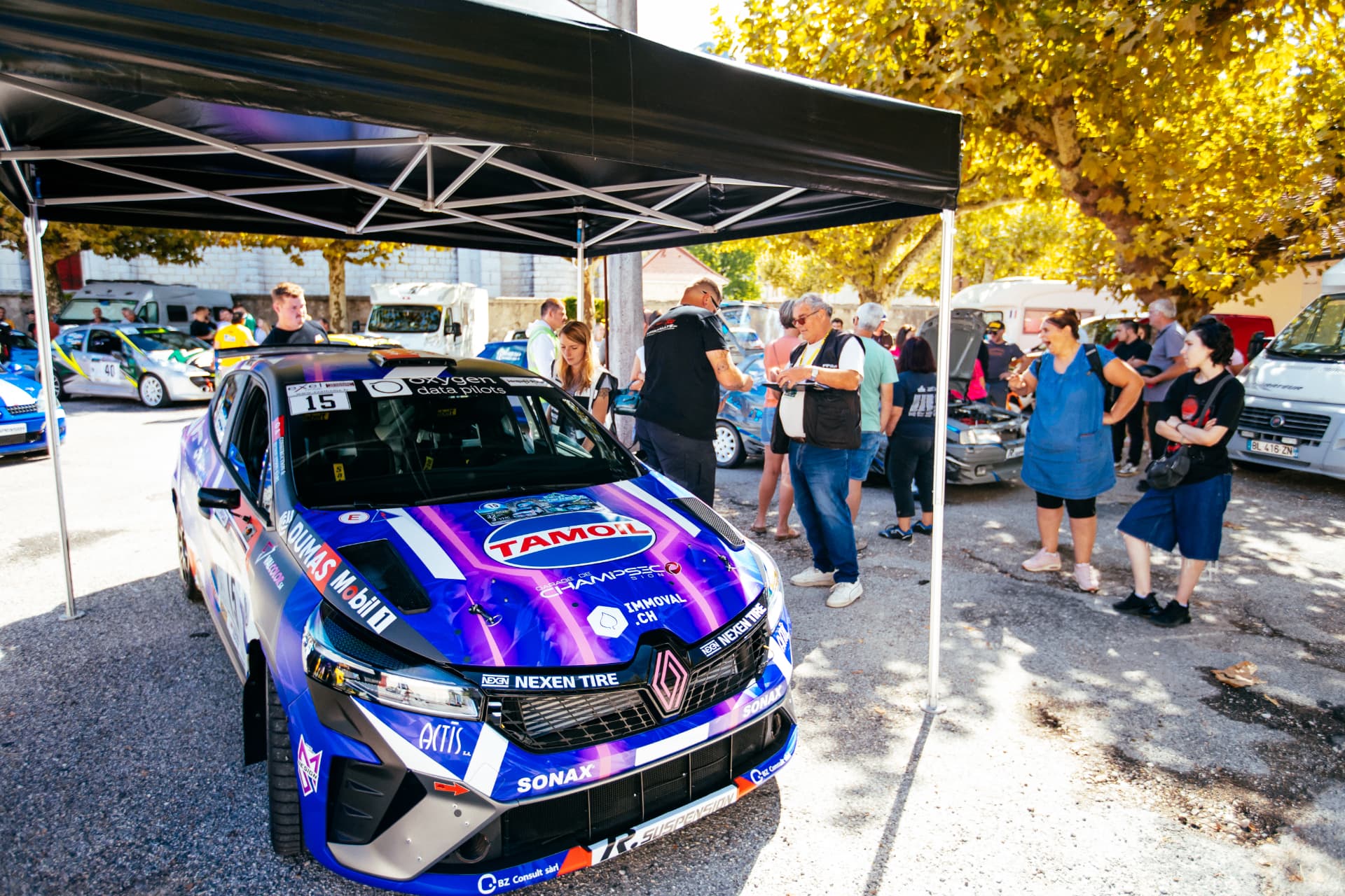La Clio Rally3 sous la tente d'assistance de l'équipe