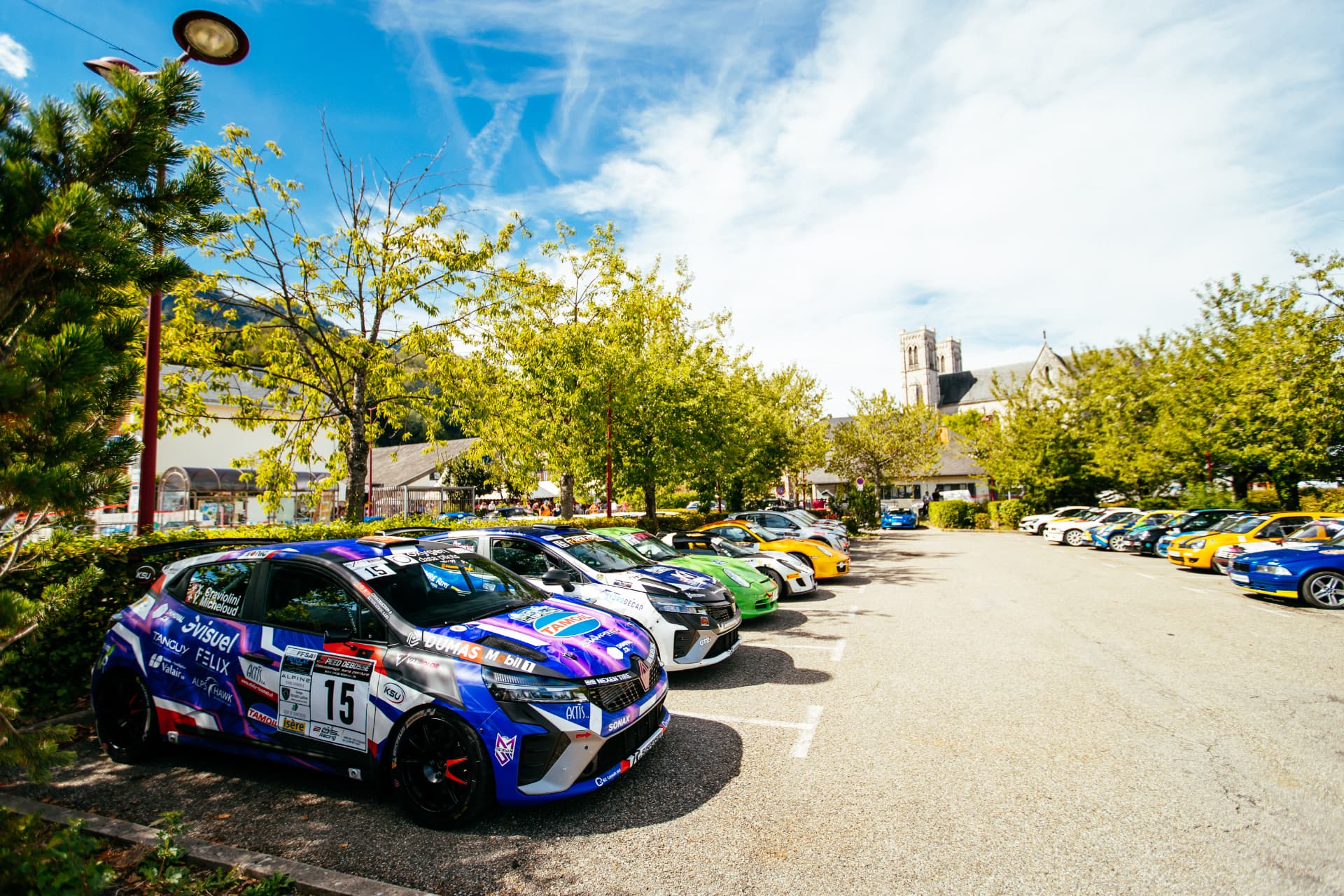La Clio Rally3 n°15 au parc fermé, alignée avec les autres concurrents