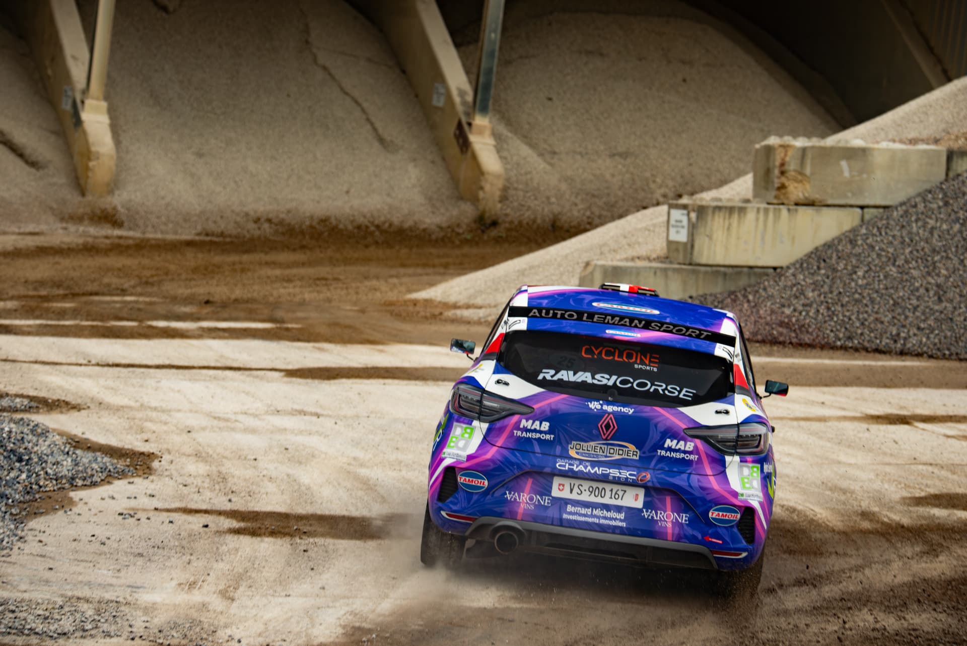 Vue arrière de la Clio Rally3 n°25 sur la spéciale gravier du Critérium Jurassien