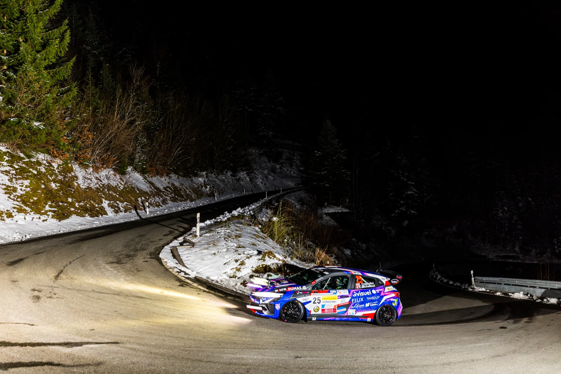 La Clio Rally3 n°25 dans une épingle de nuit, phares allumés, au Critérium Jurassien 2026