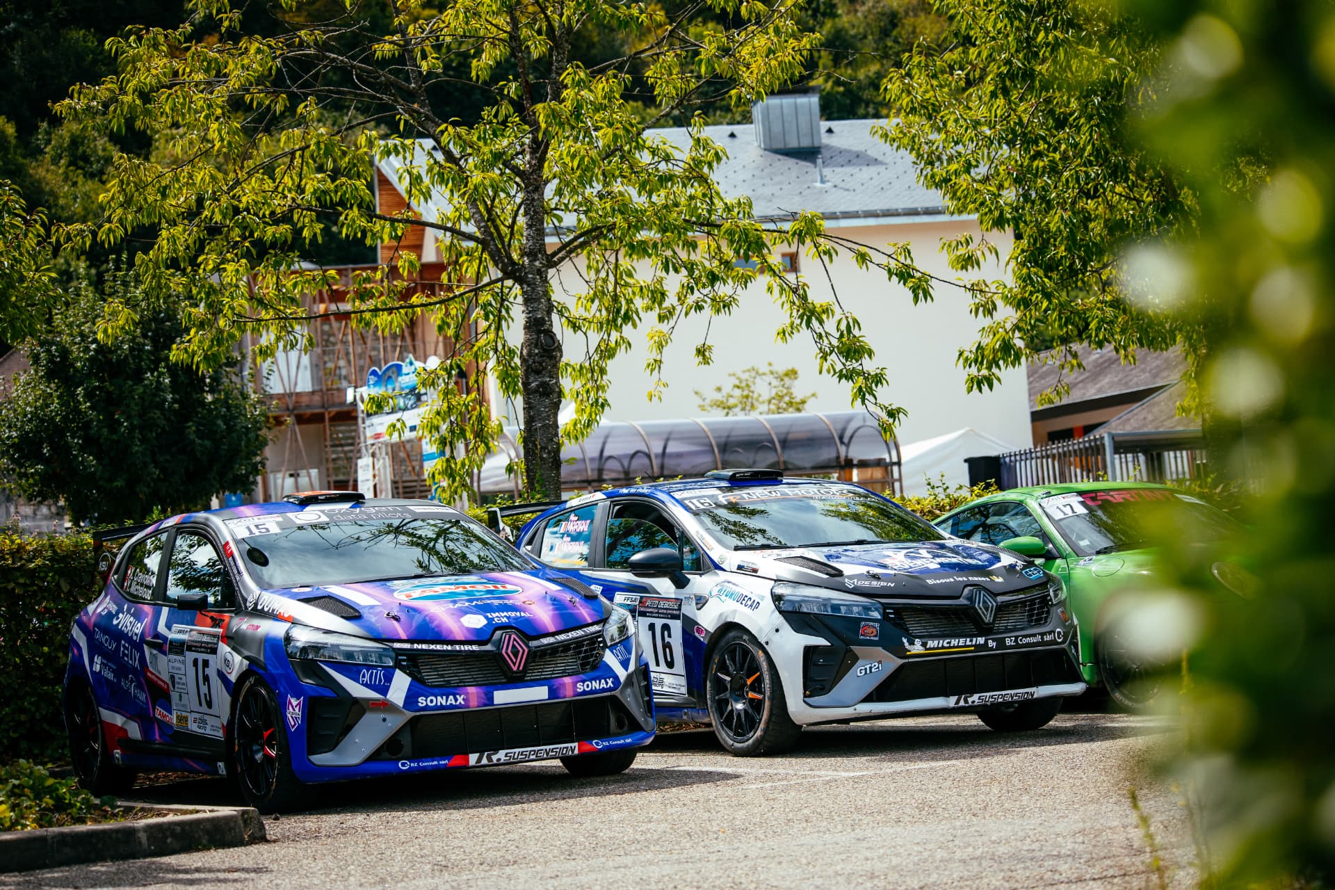 Trois Clio Rally3 côte à côte au parc d'assistance