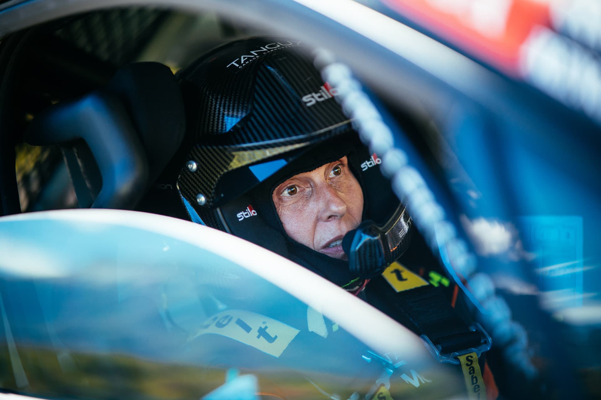 Xavier Craviolini casqué au volant de la Clio Rally3 avant le départ
