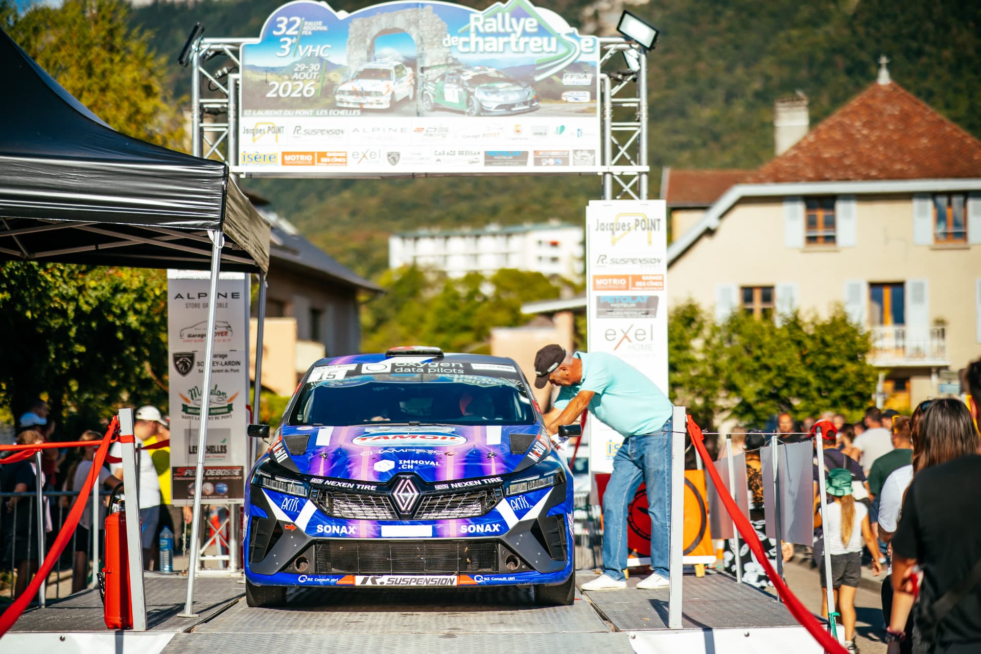 La Clio Rally3 sur le podium de départ du Rallye de la Chartreuse 2026